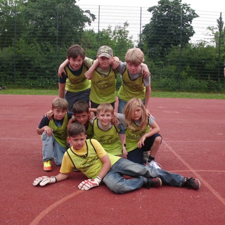 gs-flurpokalgelb_2 Montessori-Schulzentrum Leipzig - Neuigkeiten Grundschule 2012 - Neuer alter Flurpokalmeister!